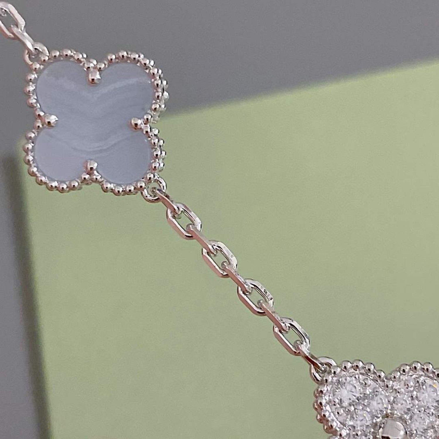 [TENDENCIAS] PULSERA DE PLATA CON 5 MOTIVOS DE TRÉBOL, DIAMANTES Y CALCEDONIA PÚRPURA 