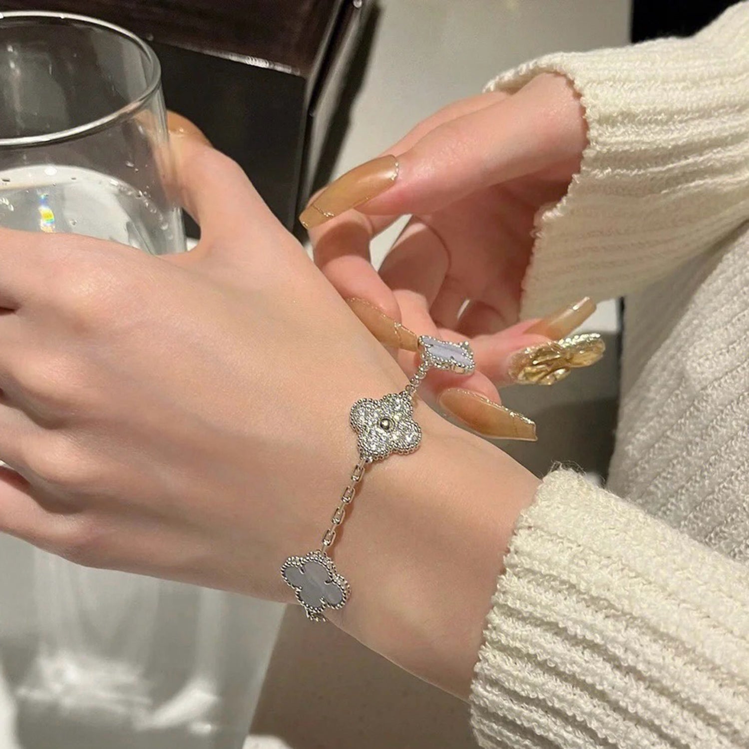 [TENDENCIAS] PULSERA DE PLATA CON 5 MOTIVOS DE TRÉBOL, DIAMANTES Y CALCEDONIA PÚRPURA 