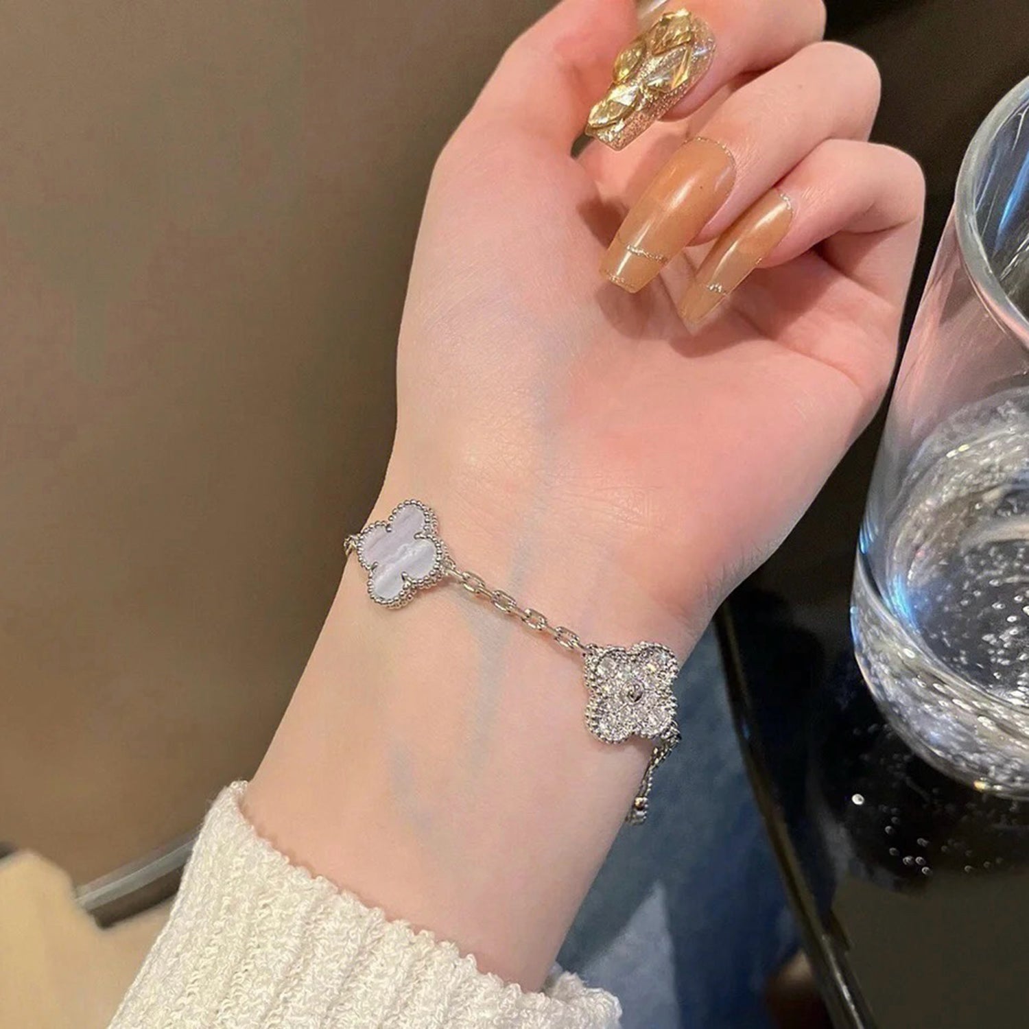 [TENDENCIAS] PULSERA DE PLATA CON 5 MOTIVOS DE TRÉBOL, DIAMANTES Y CALCEDONIA PÚRPURA 