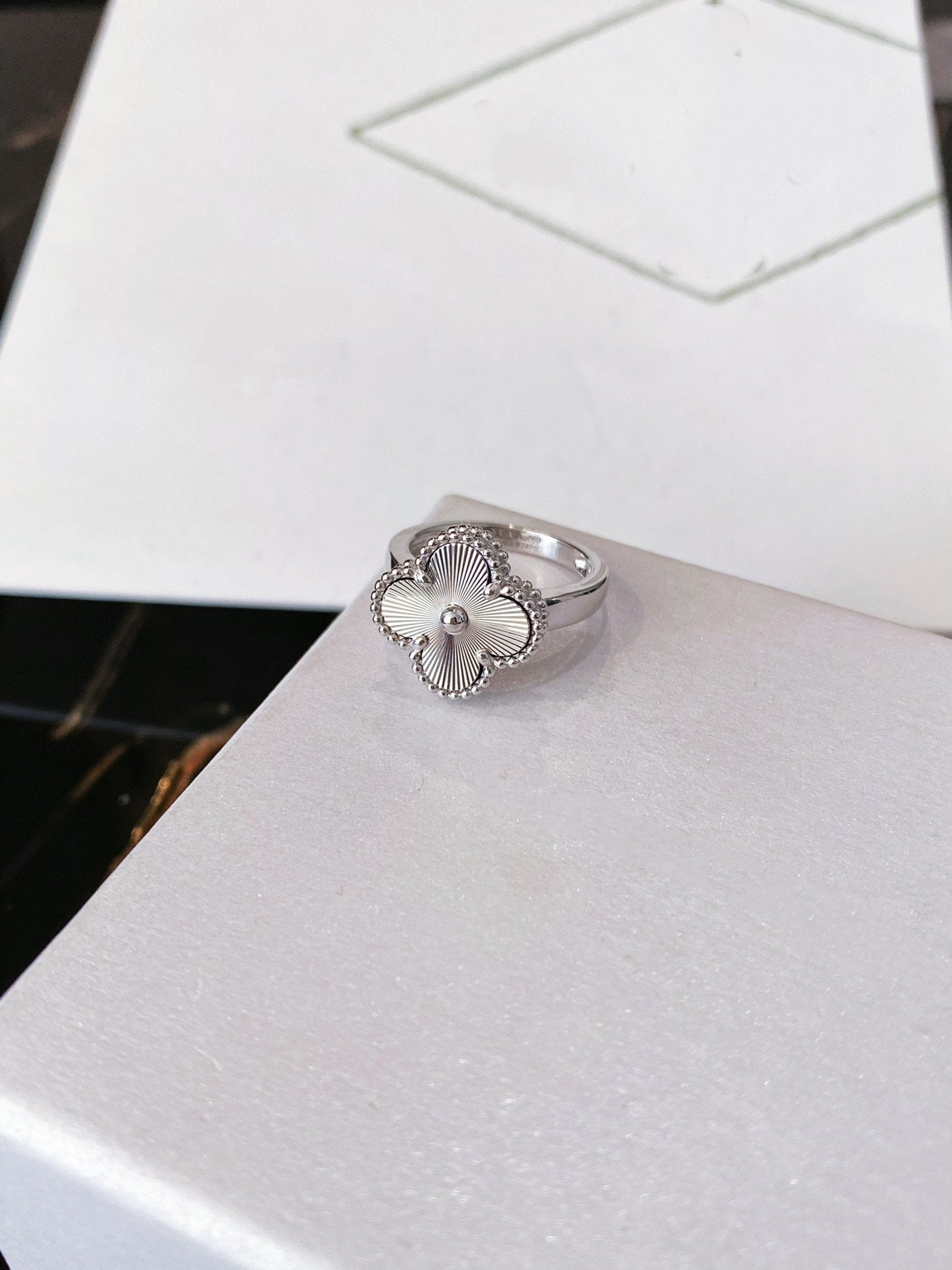 [TENDANCES]BAGUE EN ARGENT CLOVER