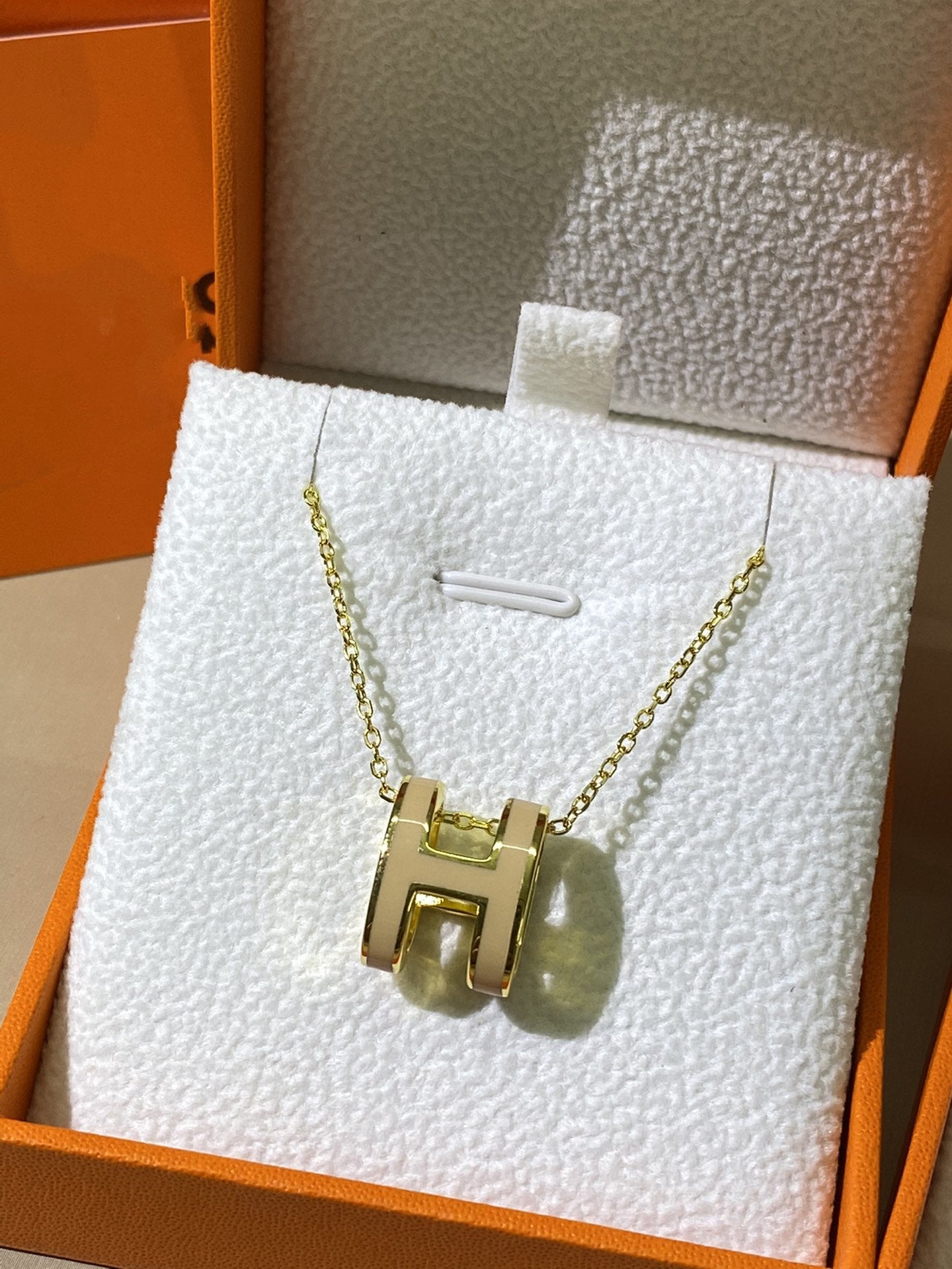 [TENDANCES] COLLIER HM CLIC EN OR ÉMAIL JAUNE