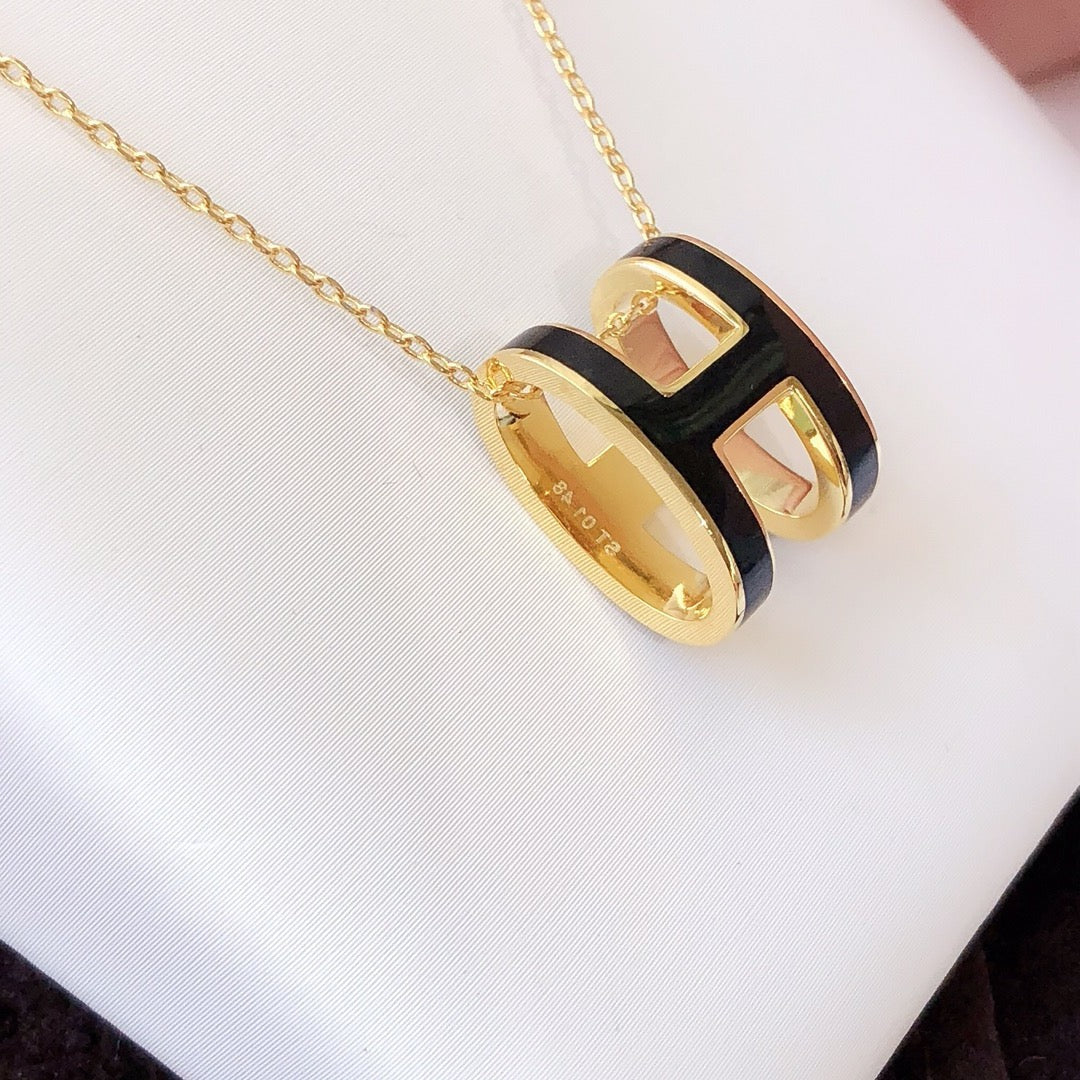 [TENDENCIAS] HM CLIC COLLAR DORADO CON ESMALTE NEGRO