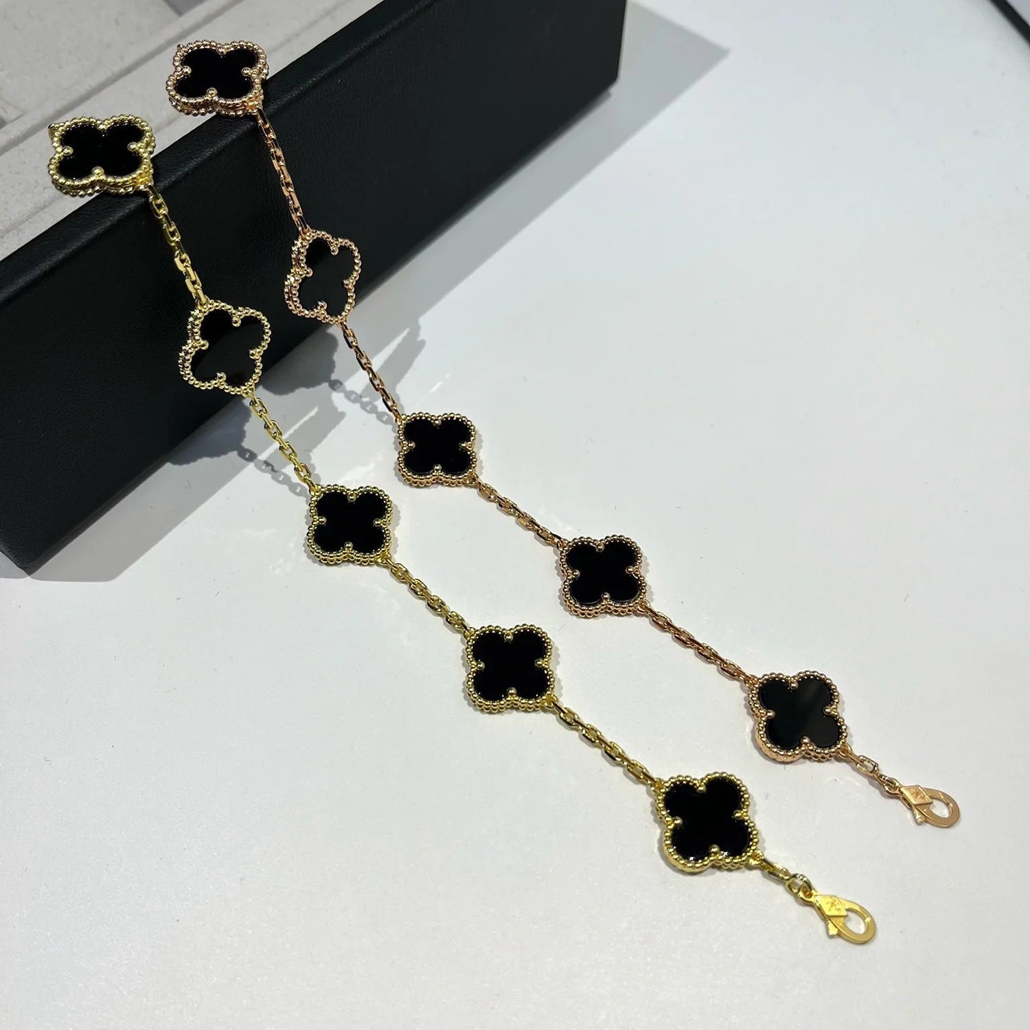 [TENDENCIAS] PULSERA DE ÓNIX NEGRO CON 5 MOTIVOS DE TRÉBOL 