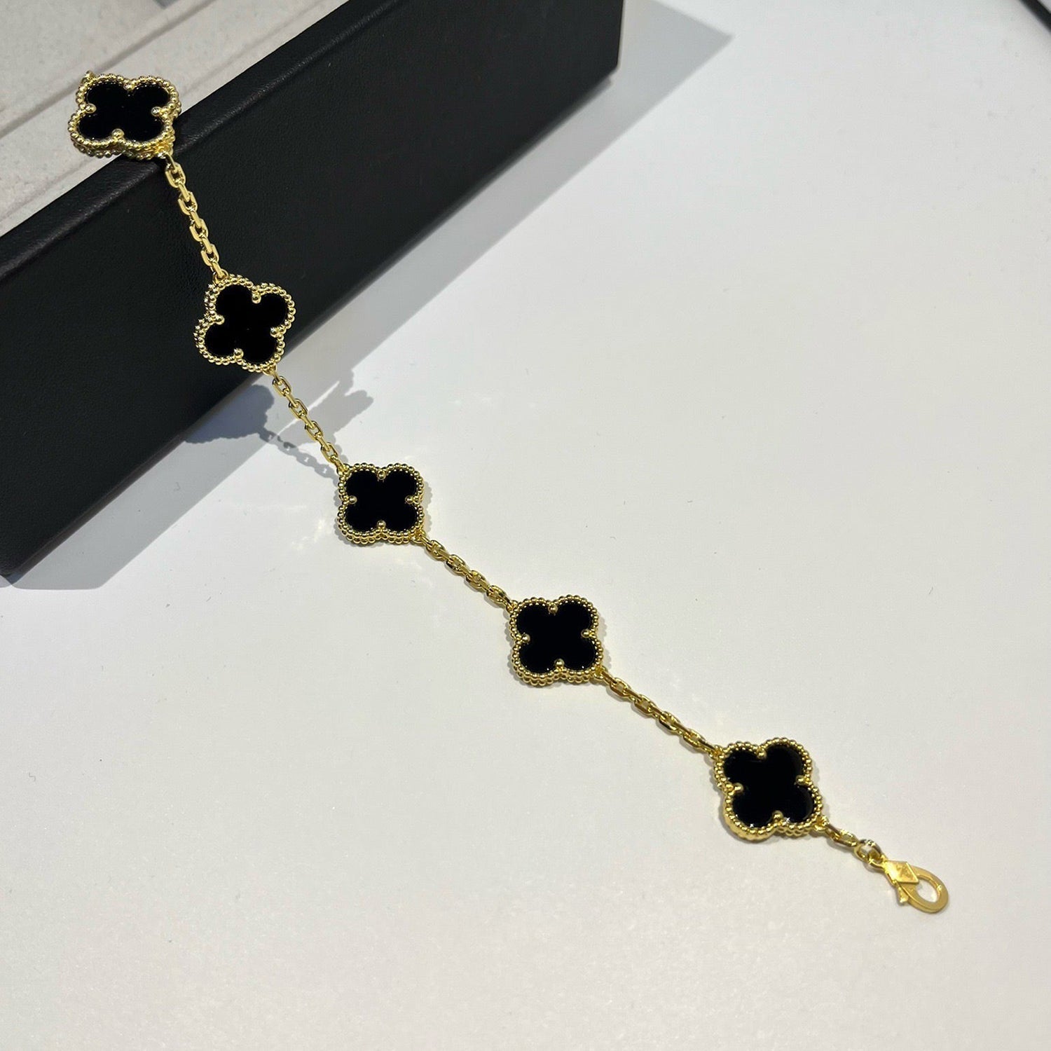 [TENDENCIAS] PULSERA DE ÓNIX NEGRO CON 5 MOTIVOS DE TRÉBOL 