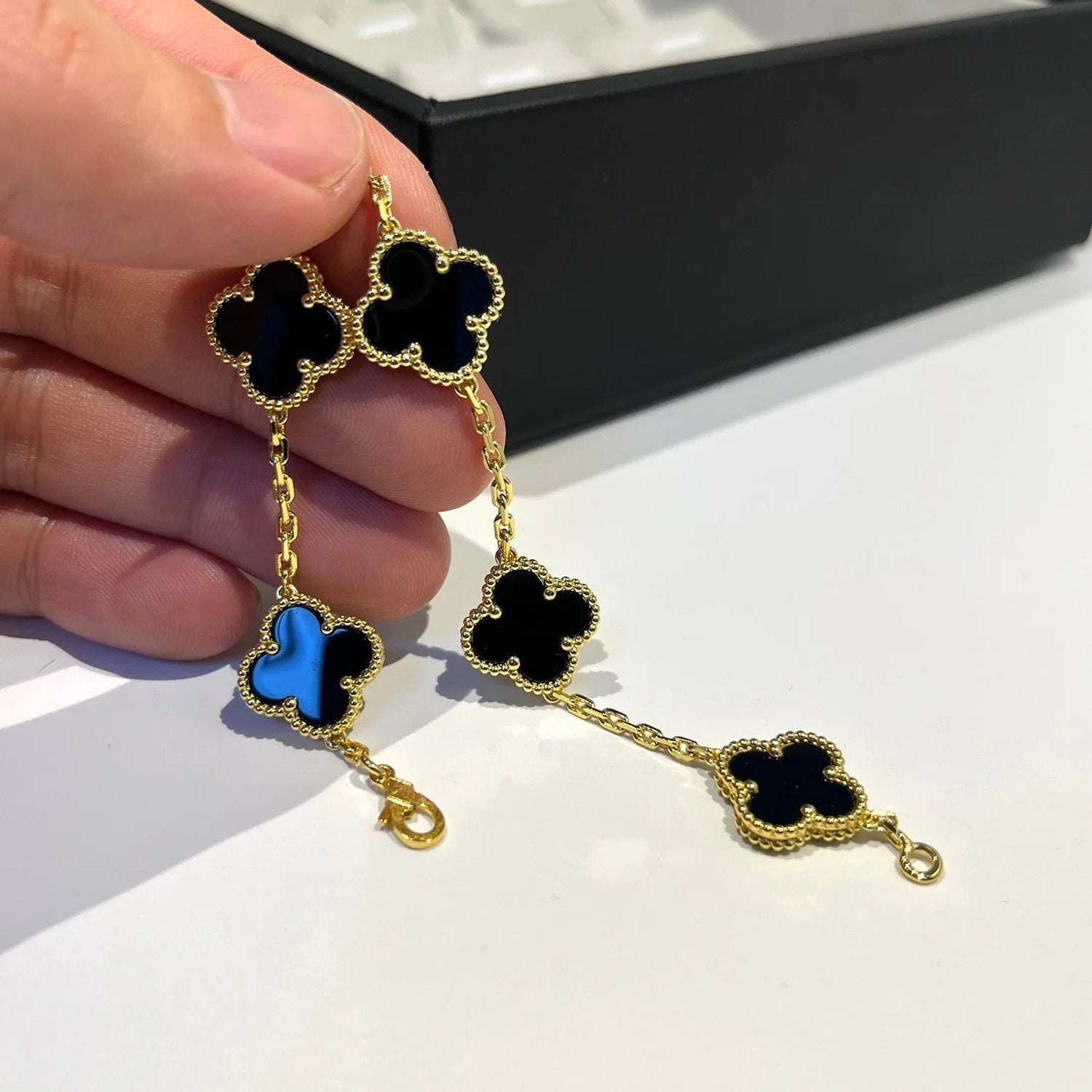 [TENDENCIAS] PULSERA DE ÓNIX NEGRO CON 5 MOTIVOS DE TRÉBOL 