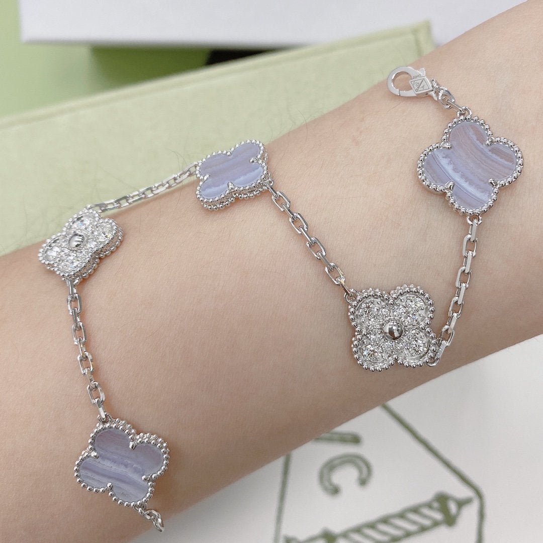 [TENDENCIAS] PULSERA DE PLATA CON 5 MOTIVOS DE TRÉBOL, DIAMANTES Y CALCEDONIA PÚRPURA 