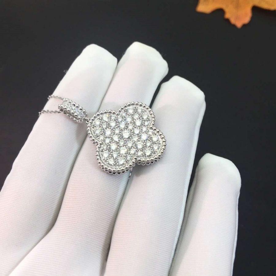 [TENDANCES] COLLIER TRÈFLE EN ARGENT ET DIAMANTS DE 25 MM