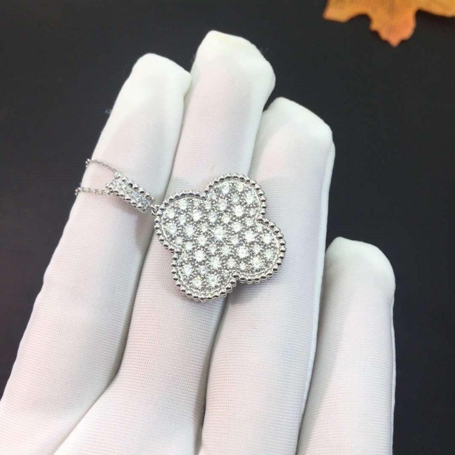 [TENDANCES] COLLIER TRÈFLE EN ARGENT ET DIAMANTS DE 25 MM