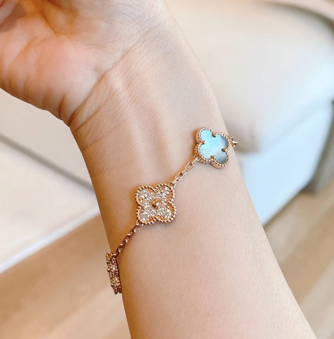 [TENDENCIAS] PULSERA DE ORO ROSA CON 5 MOTIVOS DE TRÉBOL, DIAMANTES Y TRAPEZOIDAL OSCURO 